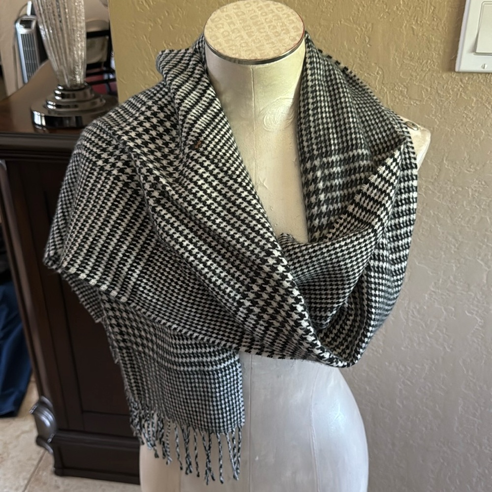 Croft&Barrow Women’s Houndstooth Scarf super soft Black and white